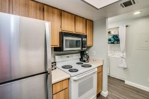 Cucina o angolo cottura di Heated Community Pool-Quiet Community-Top Flr Unit