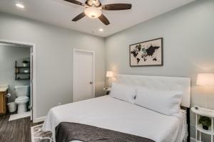 una camera da letto con un letto e un ventilatore a soffitto di Heated Community Pool-Quiet Community-Top Flr Unit a Mesa