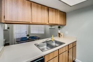 Cucina o angolo cottura di Heated Community Pool-Quiet Community-Top Flr Unit