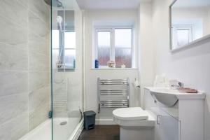 y baño con aseo, lavabo y ducha. en Stylish Apartment - Close to the City Centre - Free Parking, Fast Wi-Fi and Smart TV with Netflix by Yoko Property, en Aylesbury
