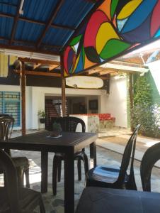 uma mesa e cadeiras sob um guarda-sol do pátio em taganga macabi hostel em Santa Marta
