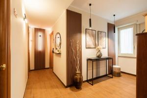 korytarz z wazą na stole w obiekcie AlbaDomus Affittacamere o GuestHouse w Rzymie
