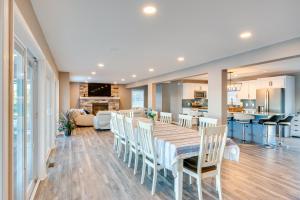 Luxe Pennsylvania Lakefront Vacation Rental! في Carbondale: غرفة طعام وغرفة معيشة مع طاولة وكراسي