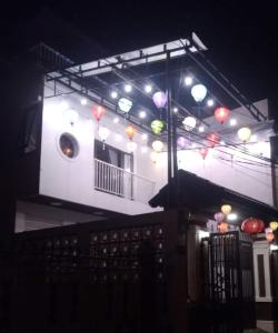 budynek z oświetleniem na górze w nocy w obiekcie Huế Thơ Homestay w mieście Hue
