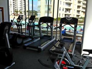 un gimnasio con varias bicicletas estáticas y vistas al agua en Espectacular Depto Laguna Vista Algarrobo (3D2B), en Algarrobo