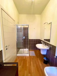 La salle de bains est pourvue d'une douche et d'un lavabo. dans l'établissement Luxury Four-Room Apartment in Monza Centro - 2 min walk to Train Station, à Monza