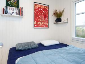 Dormitorio con cama y póster en la pared en Holiday home Sydals LXII, en Neder Lysabild