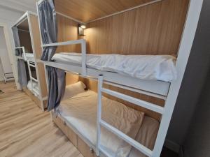 Łóżko lub łóżka w pokoju w obiekcie Aloha Hostel