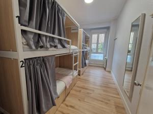 Łóżko lub łóżka w pokoju w obiekcie Aloha Hostel