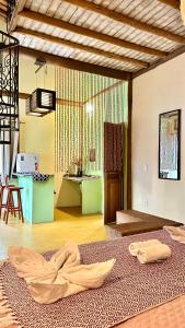 ein Wohnzimmer mit einem Bett und eine Küche in der Unterkunft Gaia Eco Glamping - Instituto Almas Livres in Arraial d'Ajuda