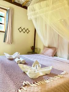 Gaia Eco Glamping - Instituto Almas Livres في ارايال دايودا: غرفة نوم عليها سرير وفوط