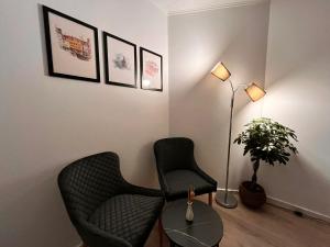 a waiting room with two chairs and a table at Shruti's Home in Billund