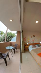 a bedroom with a bed and a table at Casa Boutique QX- Pachacamac in Pachacamac