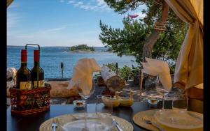 Ingmarsö的住宿－Stockholm Archipelago Retreat，一张桌子和酒杯,享有海景