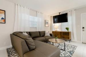 ein Wohnzimmer mit einem Sofa und einem Tisch in der Unterkunft Perfect Beach Escape 1BD/1Bath Close to Everything in Fort Lauderdale