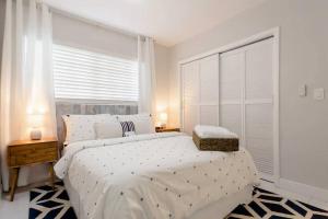 Un dormitorio con una gran cama blanca y una ventana en Perfect Beach Escape 1BD/1Bath Close to Everything, en Fort Lauderdale