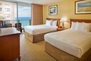 Ein Bett oder Betten in einem Zimmer der Unterkunft Waikiki Resort Hotel
