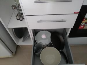 萨尔塔Monoambiente Bambú, Nuevo, amplio y cómodo的一个带水槽和一些锅碗瓢盆的小厨房 更多43张照片