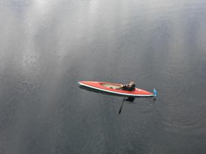 una persona è seduta su una barca in acqua di Stockholm Archipelago Retreat a Ingmarsö