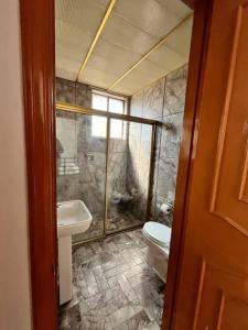 ein Bad mit einem WC und einem Waschbecken in der Unterkunft Bed Bed Rooms in Torreón