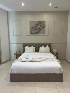 een slaapkamer met een groot bed en 2 handdoeken bij Suite Marajah in Le Pontet