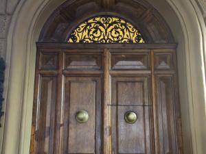 een houten deur met een raam erop bij 285 Vatican Lodge in Rome