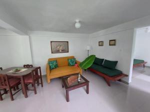 Complejo Villa Clara Junto al Río y Montañas by drvacationsrental في La Laguna: غرفة معيشة مع أريكة وطاولة