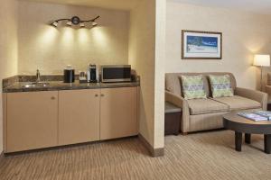 ein Hotelzimmer mit einem Waschbecken und einem Sofa in der Unterkunft Waikiki Resort Hotel in Honolulu