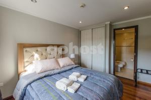 Postel nebo postele na pokoji v ubytování Ample 2 Bedroom Close To Shopping Del Sol
