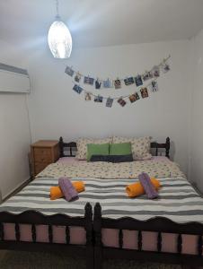 um quarto com uma cama com almofadas e uma bandeira em Oaza em Banja Luka