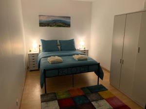 SenonchesにあるChambres Senonches centre-villeのベッドルーム1室(青いシーツとラグ付)