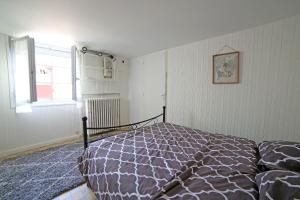 a bedroom with a bed and a window at Chambre 3, calme, 1 station de PARIS in Maisons-Alfort