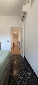 een gang van een kamer met een bed en een hal bij Sonia's house in Albissola Marina