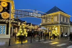 un centre commercial avec des lumières de Noël et des arbres de Noël dans l'établissement Magique home Disney, à Serris