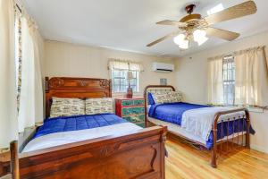 Llit o llits en una habitació de Cozy Oden Oasis with On-Site Fishing Creek and Deck!