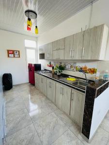 cocina con armarios de madera y nevera roja en Apartamento Familiar Buga - Basílica señor de los milagros N1, en Buga