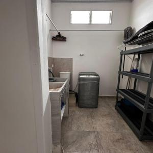 - une cuisine avec évier et poubelle dans l'établissement Apartamento Familiar Buga - Basílica señor de los milagros N1, à Buga