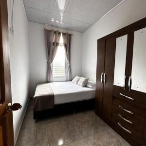 - une petite chambre avec un lit et une fenêtre dans l'établissement Apartamento Familiar Buga - Basílica señor de los milagros N1, à Buga