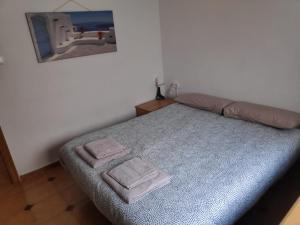 um quarto com uma cama com duas toalhas em Luna Home em Villajoyosa