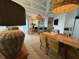 uma sala de estar com uma mesa e uma sala de jantar em 2 BR Cotton Tree Coastal Charm em Maroochydore