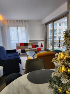 パリにあるAppart'Chicのリビングルーム(カラフルな家具、クリスマスツリー付)