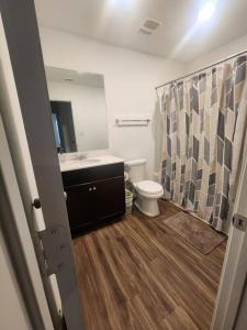 uma casa de banho com um WC e uma cortina de chuveiro em Angelic em Elgin
