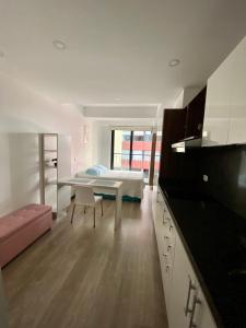 a kitchen and living room with a bed and a table at Apartamento grande Soho 39 in Bogotá