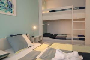 1 Schlafzimmer mit 2 Etagenbetten und 1 Bett in der Unterkunft Apartment Schober in Jáchymov
