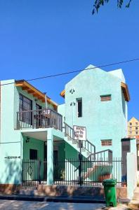 un edificio azul con un cartel delante en Hospedaje Los Nietos en El Calafate