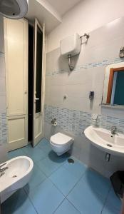 uma casa de banho com 2 lavatórios e um WC em bed & breakfast De Bono em Nápoles