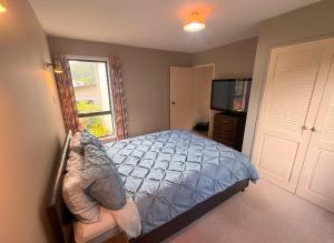 Łóżko lub łóżka w pokoju w obiekcie Bay View Bach - Holiday Home in Waikawa
