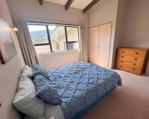 Cama o camas de una habitación en Bay View Bach - Holiday Home in Waikawa
