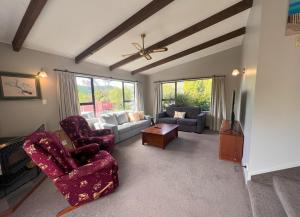 Część wypoczynkowa w obiekcie Bay View Bach - Holiday Home in Waikawa