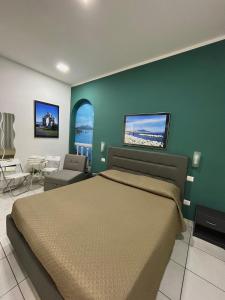 1 dormitorio con cama y pared verde en bed & breakfast De Bono en Nápoles